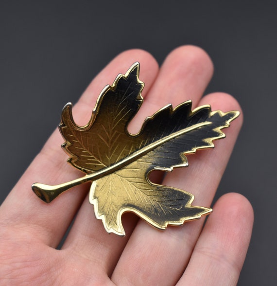 Maple leaf brooch, large gold and black floral la… - image 5