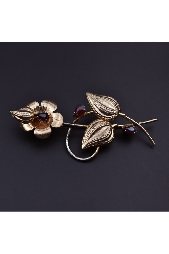 Gold flower brooch with ruby red rhinestones, art 