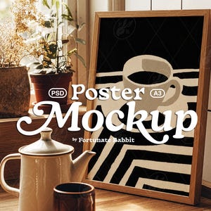 Könnte beinhalten: Gerahmtes Poster-Mockup mit einem Kaffeetassen-Design in einem Holzrahmen. Das Poster steht auf einer Holzoberfläche neben einer Teekanne, einer Tasse und Topfpflanzen. Der Text "Poster Mockup" ist auf dem Poster zu sehen.