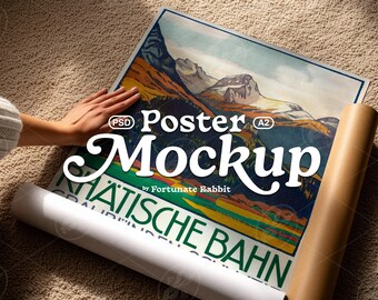 Maqueta de póster con persona enrollando: manos en primer plano, papel A2 A1 enrollado, escena de hogar moderno, plantilla PSD realista para Photoshop, marco para impresión artística.