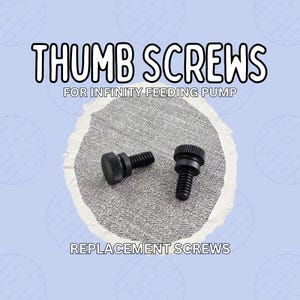 Op de afbeelding: Twee zwarte duimschroeven voor een Infinity voedingspomp. De schroeven worden getoond op een grijze, getextureerde ondergrond, met de woorden "THUMB SCREWS" en "REPLACEMENT SCREWS" in witte tekst. De achtergrond is lichtblauw met witte cirkels.