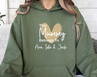 Sweat à capuche momie, cette maman appartient, pull maman personnalisé, pull personnalisé, cadeau nouvelle maman, cadeau d'anniversaire de maman, future maman, sweat à capuche nouvelle maman