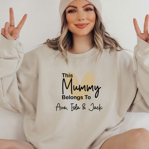 Sweat-shirt momie, cette maman appartient, pull personnalisé pour maman, pull personnalisé, cadeau nouvelle maman, cadeau d'anniversaire de maman, future maman, nouveau pull maman image 5