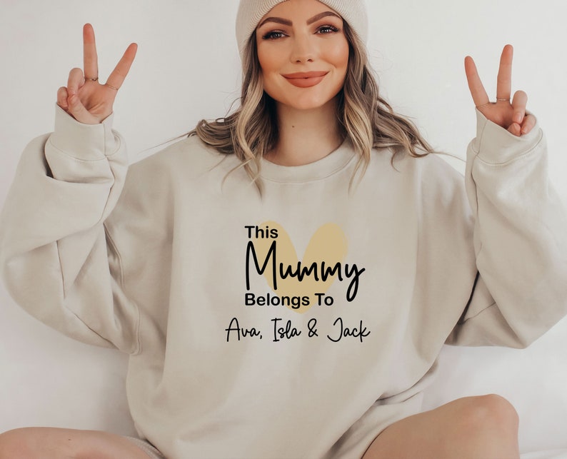 Sweat-shirt momie, cette maman appartient, pull personnalisé pour maman, pull personnalisé, cadeau nouvelle maman, cadeau d'anniversaire de maman, future maman, nouveau pull maman image 5