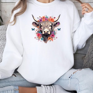 Highland Cow Sweatshirt, Floral Cow Sweater, Farm Girl Crewneck, Farm Life Jumper, Cow Lovers Gift, Cow Lover Jumper, Heifer Sweatshirt zdjęcie 2