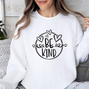 Sweatshirt mit dem Aufdruck „Sei immer freundlich“, Sweatshirt für mentale Gesundheit, Pullover zum Thema Humanismus, Motivationsshirt, Retro-Pullover „Sei freundlich“, Wähle Freundlichkeit Bild 4
