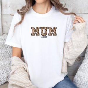 T-shirt personnalisé pour maman, T-shirt maman sur mesure, Cadeau pour nouvelle maman, Cadeau d'anniversaire pour maman, T-shirt future maman, T-shirt pour la fête des mères, T-shirt « Maman est » image 3
