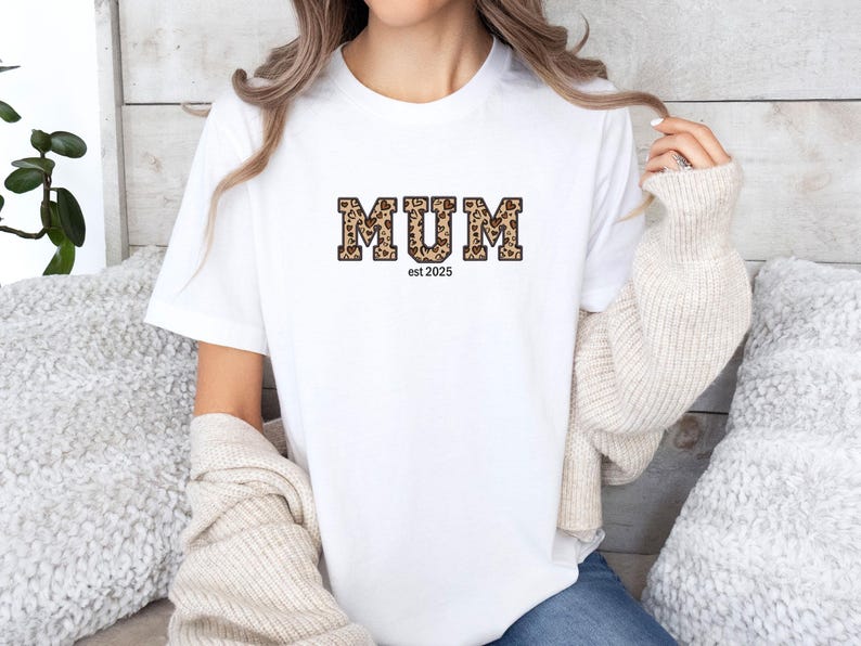 T-shirt personnalisé pour maman, T-shirt maman sur mesure, Cadeau pour nouvelle maman, Cadeau d'anniversaire pour maman, T-shirt future maman, T-shirt pour la fête des mères, T-shirt « Maman est » image 3