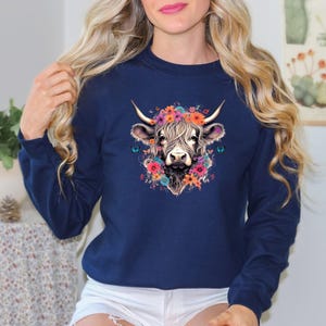 Highland Cow Sweatshirt, Floral Cow Sweater, Farm Girl Crewneck, Farm Life Jumper, Cow Lovers Gift, Cow Lover Jumper, Heifer Sweatshirt zdjęcie 5