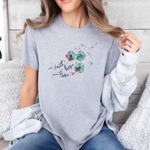 Camiseta de diente de león, camiseta de fe, camiseta de esperanza, camiseta de amor, camiseta de flores silvestres, camiseta floral de fe, camiseta inspiradora, regalo de meditación, camiseta de corazón imagen 2