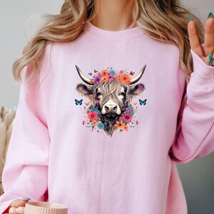 Highland Cow Sweatshirt, Floral Cow Sweater, Farm Girl Crewneck, Farm Life Jumper, Cow Lovers Gift, Cow Lover Jumper, Heifer Sweatshirt zdjęcie 3