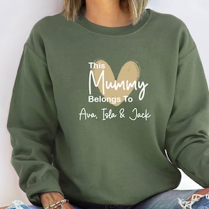 Sweat-shirt momie, cette maman appartient, pull personnalisé pour maman, pull personnalisé, cadeau nouvelle maman, cadeau d'anniversaire de maman, future maman, nouveau pull maman image 1