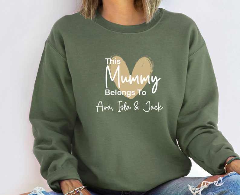 Sweat-shirt momie, cette maman appartient, pull personnalisé pour maman, pull personnalisé, cadeau nouvelle maman, cadeau d'anniversaire de maman, future maman, nouveau pull maman image 1