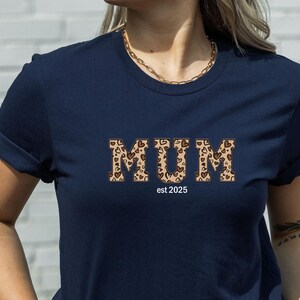 T-shirt personnalisé pour maman, T-shirt maman sur mesure, Cadeau pour nouvelle maman, Cadeau d'anniversaire pour maman, T-shirt future maman, T-shirt pour la fête des mères, T-shirt « Maman est » image 4
