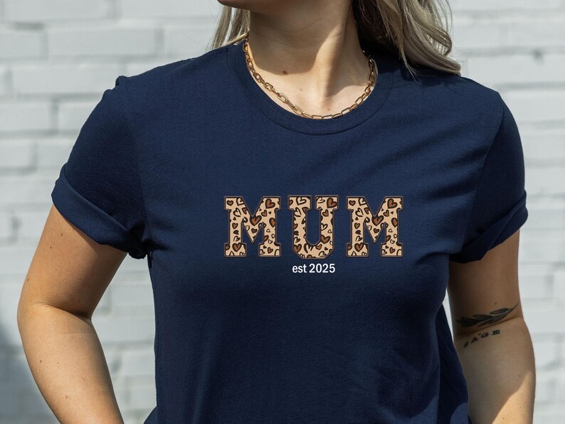 T-shirt personnalisé pour maman, T-shirt maman sur mesure, Cadeau pour nouvelle maman, Cadeau d'anniversaire pour maman, T-shirt future maman, T-shirt pour la fête des mères, T-shirt « Maman est » image 4