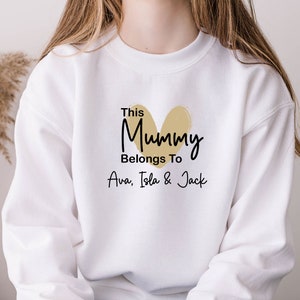 Sweat-shirt momie, cette maman appartient, pull personnalisé pour maman, pull personnalisé, cadeau nouvelle maman, cadeau d'anniversaire de maman, future maman, nouveau pull maman image 3