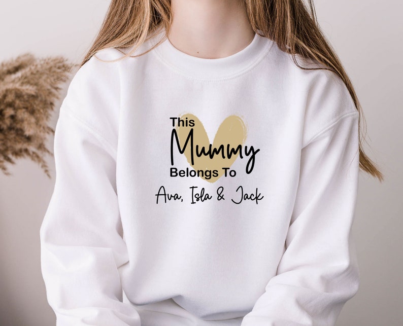 Sweat-shirt momie, cette maman appartient, pull personnalisé pour maman, pull personnalisé, cadeau nouvelle maman, cadeau d'anniversaire de maman, future maman, nouveau pull maman image 3