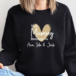 Sweat-shirt momie, cette maman appartient, pull personnalisé pour maman, pull personnalisé, cadeau nouvelle maman, cadeau d'anniversaire de maman, future maman, nouveau pull maman image 4