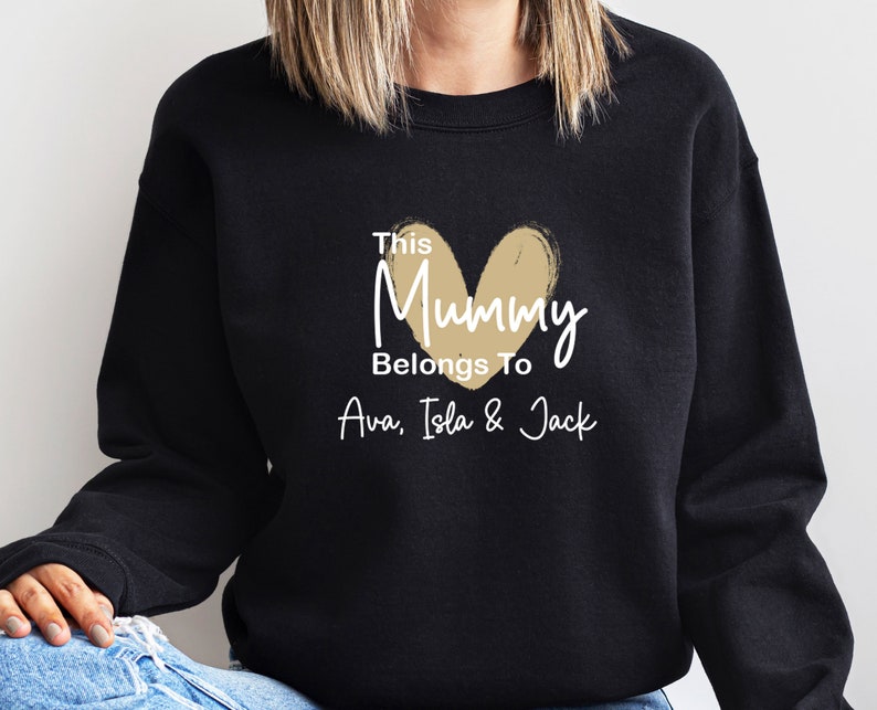 Sweat-shirt momie, cette maman appartient, pull personnalisé pour maman, pull personnalisé, cadeau nouvelle maman, cadeau d'anniversaire de maman, future maman, nouveau pull maman image 4