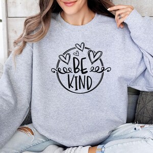 Sweatshirt mit dem Aufdruck „Sei immer freundlich“, Sweatshirt für mentale Gesundheit, Pullover zum Thema Humanismus, Motivationsshirt, Retro-Pullover „Sei freundlich“, Wähle Freundlichkeit Bild 2