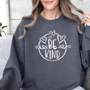 Sweatshirt mit dem Aufdruck „Sei immer freundlich“, Sweatshirt für mentale Gesundheit, Pullover zum Thema Humanismus, Motivationsshirt, Retro-Pullover „Sei freundlich“, Wähle Freundlichkeit Bild 3