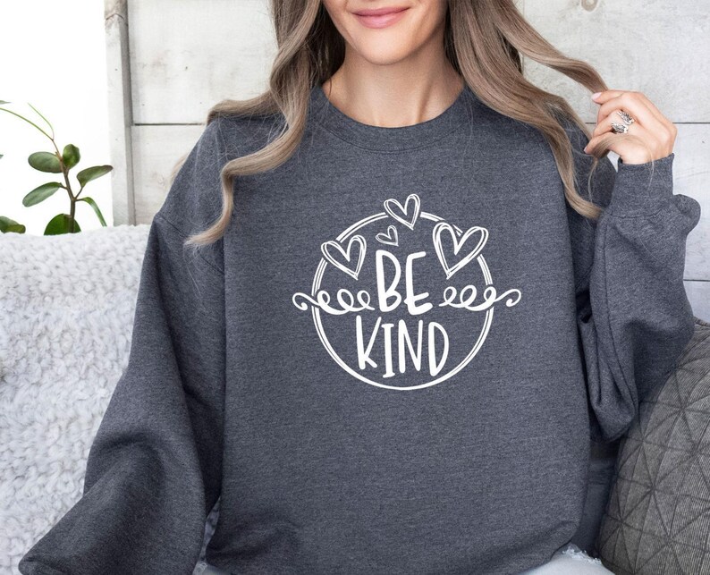Sweatshirt mit dem Aufdruck „Sei immer freundlich“, Sweatshirt für mentale Gesundheit, Pullover zum Thema Humanismus, Motivationsshirt, Retro-Pullover „Sei freundlich“, Wähle Freundlichkeit Bild 3