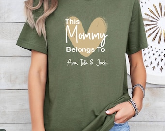 Esta mamá pertenece a, Camiseta para mamá, Camiseta personalizada para mamá, Camiseta personalizada, Regalo para mamá primeriza, Regalo de cumpleaños para mamá, Camiseta para futura mamá, Camiseta para mamá primeriza
