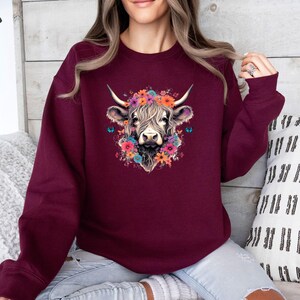 Highland Cow Sweatshirt, Floral Cow Sweater, Farm Girl Crewneck, Farm Life Jumper, Cow Lovers Gift, Cow Lover Jumper, Heifer Sweatshirt zdjęcie 4