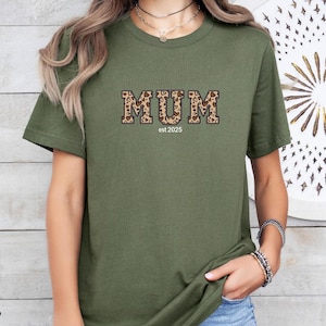 T-shirt personnalisé pour maman, T-shirt maman sur mesure, Cadeau pour nouvelle maman, Cadeau d'anniversaire pour maman, T-shirt future maman, T-shirt pour la fête des mères, T-shirt « Maman est » image 1