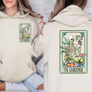 Der Gärtner Hoodie, Skelettpflanze Hoodie, Tarotkarte Hoodie, Gartenarbeit Mama Top, Geschenk für Pflanzenliebhaber, Zimmerpflanze Pullover, lustige Tarotkarte