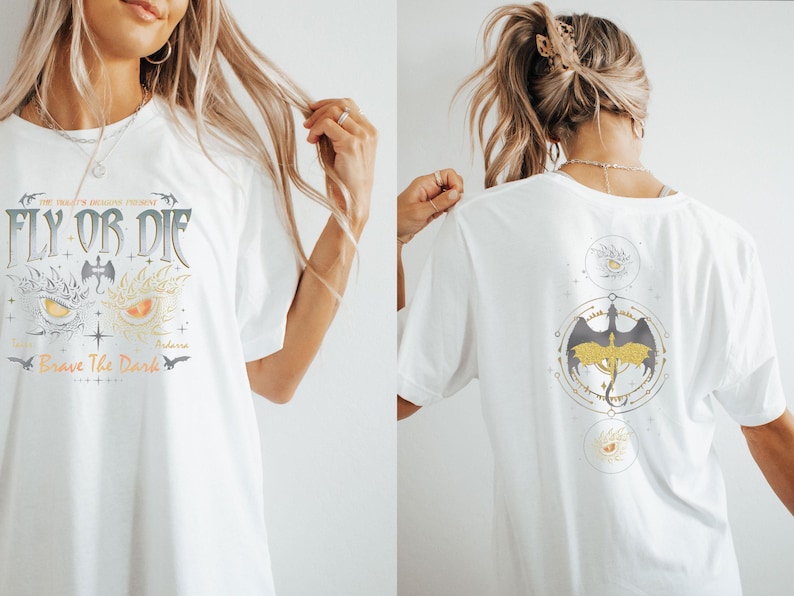 Puede incluir: Camiseta blanca con un estampado gr&aacute;fico de un drag&oacute;n y el texto "Fly or Die" y "Brave the Dark". La parte posterior de la camiseta tiene un estampado gr&aacute;fico de un drag&oacute;n con un c&iacute;rculo alrededor.