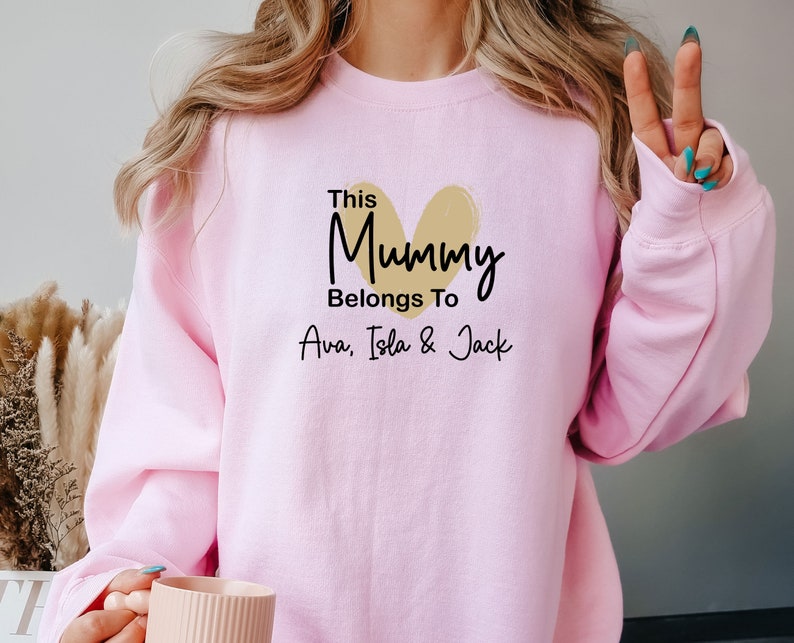 Sweat-shirt momie, cette maman appartient, pull personnalisé pour maman, pull personnalisé, cadeau nouvelle maman, cadeau d'anniversaire de maman, future maman, nouveau pull maman image 6