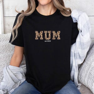 T-shirt personnalisé pour maman, T-shirt maman sur mesure, Cadeau pour nouvelle maman, Cadeau d'anniversaire pour maman, T-shirt future maman, T-shirt pour la fête des mères, T-shirt « Maman est » image 2