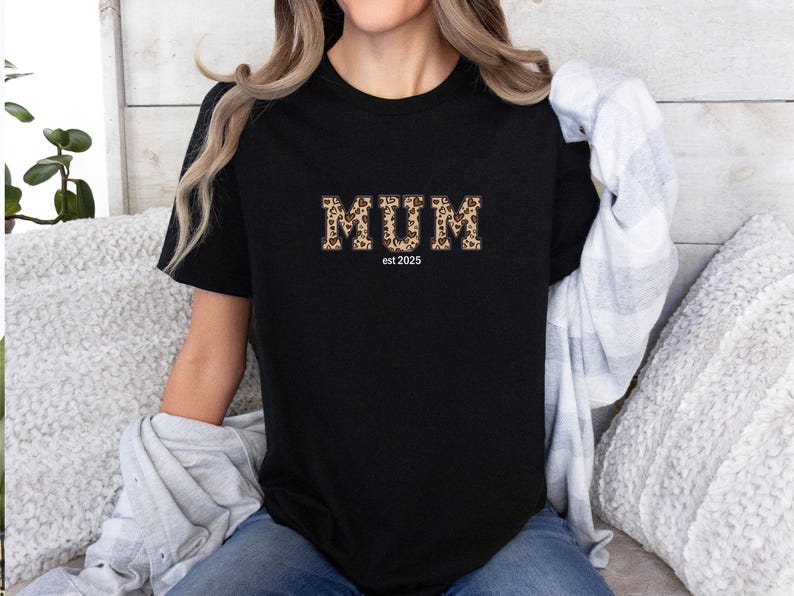 T-shirt personnalisé pour maman, T-shirt maman sur mesure, Cadeau pour nouvelle maman, Cadeau d'anniversaire pour maman, T-shirt future maman, T-shirt pour la fête des mères, T-shirt « Maman est » image 2