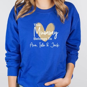 Sweat-shirt momie, cette maman appartient, pull personnalisé pour maman, pull personnalisé, cadeau nouvelle maman, cadeau d'anniversaire de maman, future maman, nouveau pull maman image 8