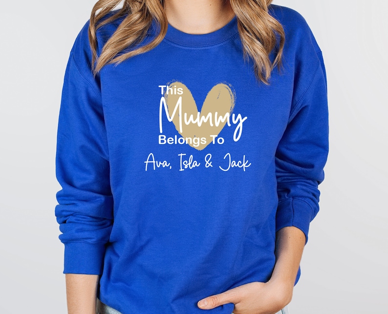 Sweat-shirt momie, cette maman appartient, pull personnalisé pour maman, pull personnalisé, cadeau nouvelle maman, cadeau d'anniversaire de maman, future maman, nouveau pull maman image 8