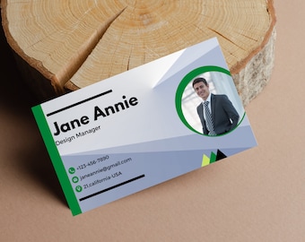 Könnte beinhalten: Eine Visitenkarte mit grünem und weißem Design. Die Karte zeigt ein Foto einer Person im Anzug und mit Krawatte. Der Text auf der Karte lautet "Jane Annie, Design Manager, +123-456-7890, janeannie@gmail.com, 21 California-USA."