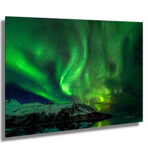 Aurora Boreale sulle Montagne Innevate – Stampa fotografica dell'aurora boreale – Decorazione murale del cielo notturno islandese – Decorazione del paesaggio artico