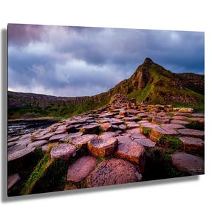 Stampa "L'ora blu" della Giant's Causeway - Fotografia di paesaggi irlandesi, decorazione murale, scena mitica dell'alba costiera per gli amanti della natura, regalo