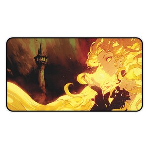 Peut inclure: Tapis de souris rectangulaire avec une illustration de style anime. L'œuvre représente une femme aux longs cheveux jaunes flottants tenant un orbe lumineux, avec une tour en arrière-plan. La palette de couleurs comprend du jaune, de l'orange et du noir.