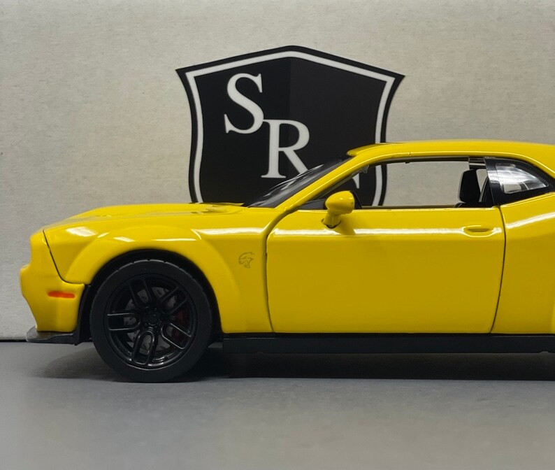 Dodge Challenger SRT Hellcat Modellauto 1:24 - Rot Mit öffnenden Türen