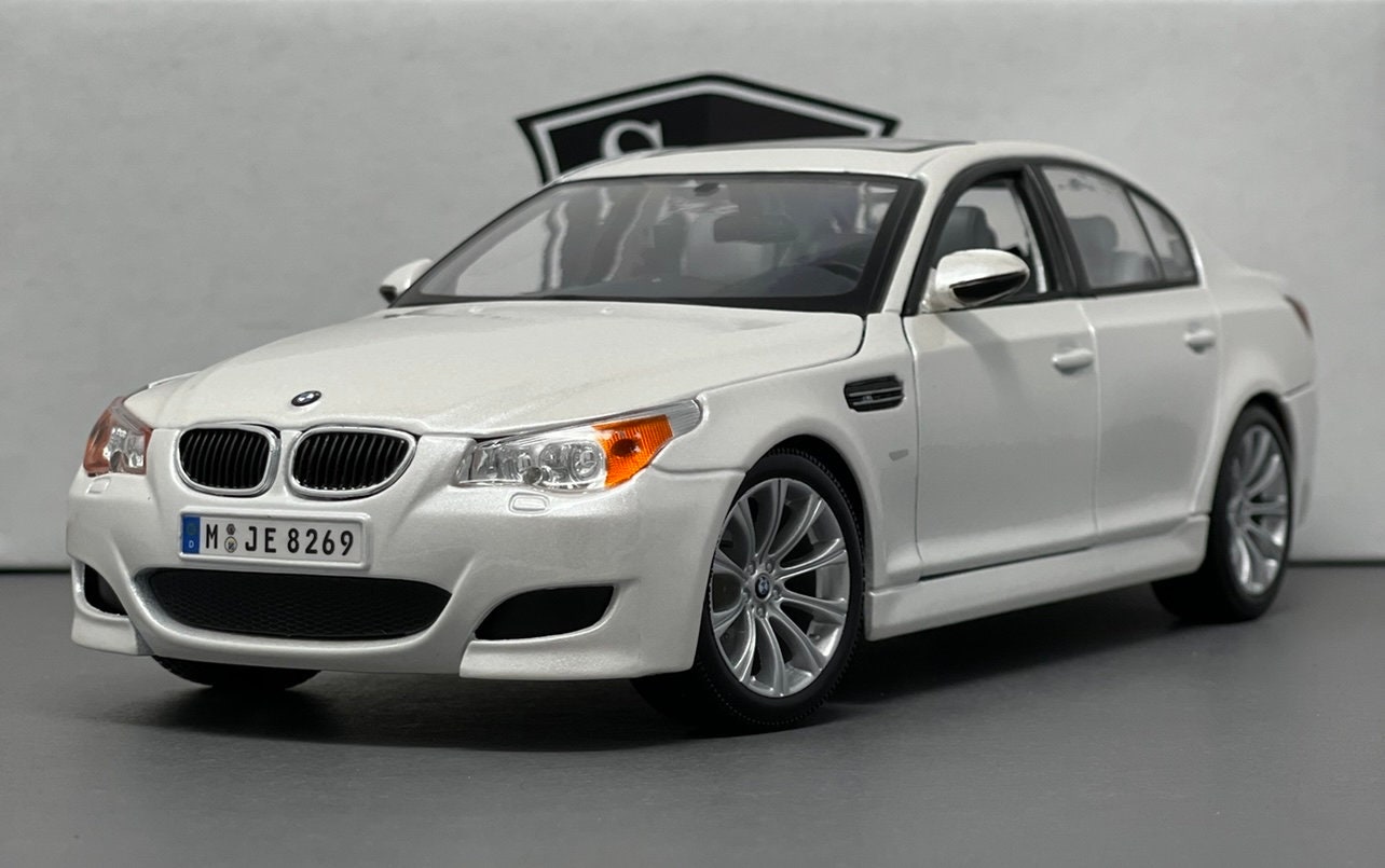 PARAGON BMW M5 F10 1/18 Miniature Car Blue 5 Series