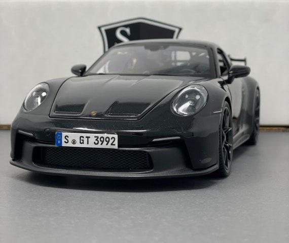 Maquette Porsche 992 GT3 Coupé 2022 Au 1/18 Par Maisto - Couleur Jaune, Neuve En Boîte