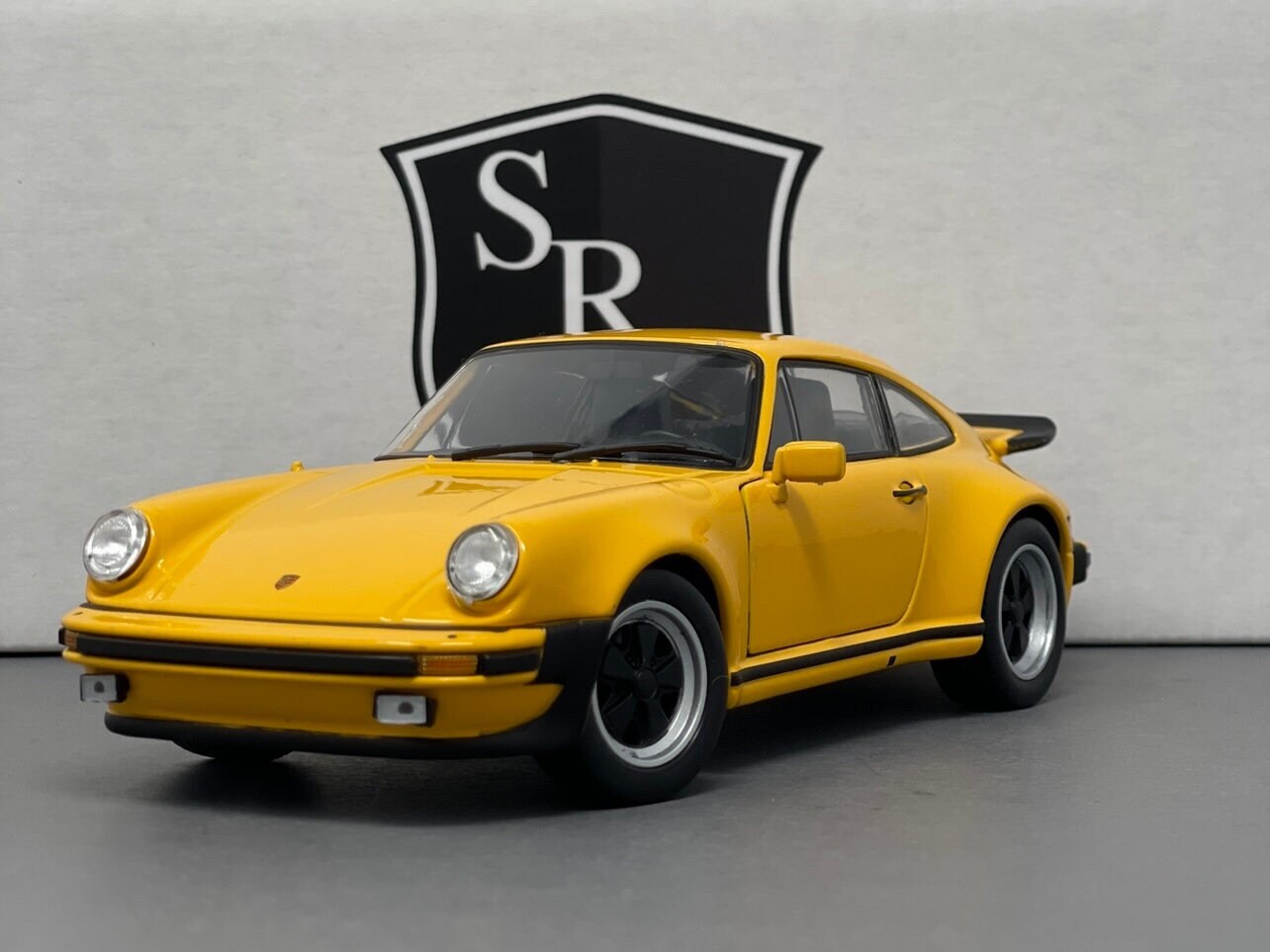Porsche 911 Turbo - Welly 1:24 Diecast - Etsy display picture 1