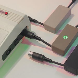 Commodore Saver - Circuit de protection VIC-20 avec boîtier rétroéclairé avec logo Commodore et connecteurs pour alimentation d'origine 4 broches, alias C64 Saver