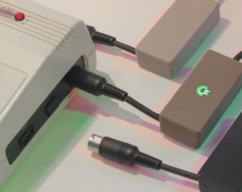 Commodore Saver - Circuito protector VIC-20 con carcasa con logotipo Commodore retroiluminado y conectores para fuente de alimentación original de 4 pines, también conocido como C64 Saver