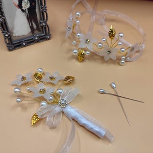 White Boutonniere for Groom & Groomsmen with Leaves –Buttonhole Wedding Corsage Set