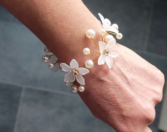 Pearl Bridesmaid wedding Bracelet/Hand flowers bride wrist corsage/Bracelet Prom Corsage/White Corsage/Wrist Flower