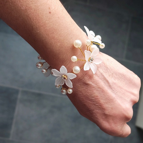 Pearl Bridesmaid wedding Bracelet/Hand flowers bride wrist corsage/Bracelet Prom Corsage/White Corsage/Wrist Flower