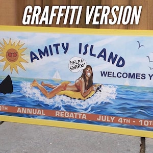 Enorme cartellone pubblicitario di Amity Island. Versione graffiti. Cartello con riproduzione fedele dell'originale da "Lo Squalo". DOWNLOAD DIGITALE IMMEDIATO. File JPEG da 6,5 MB.